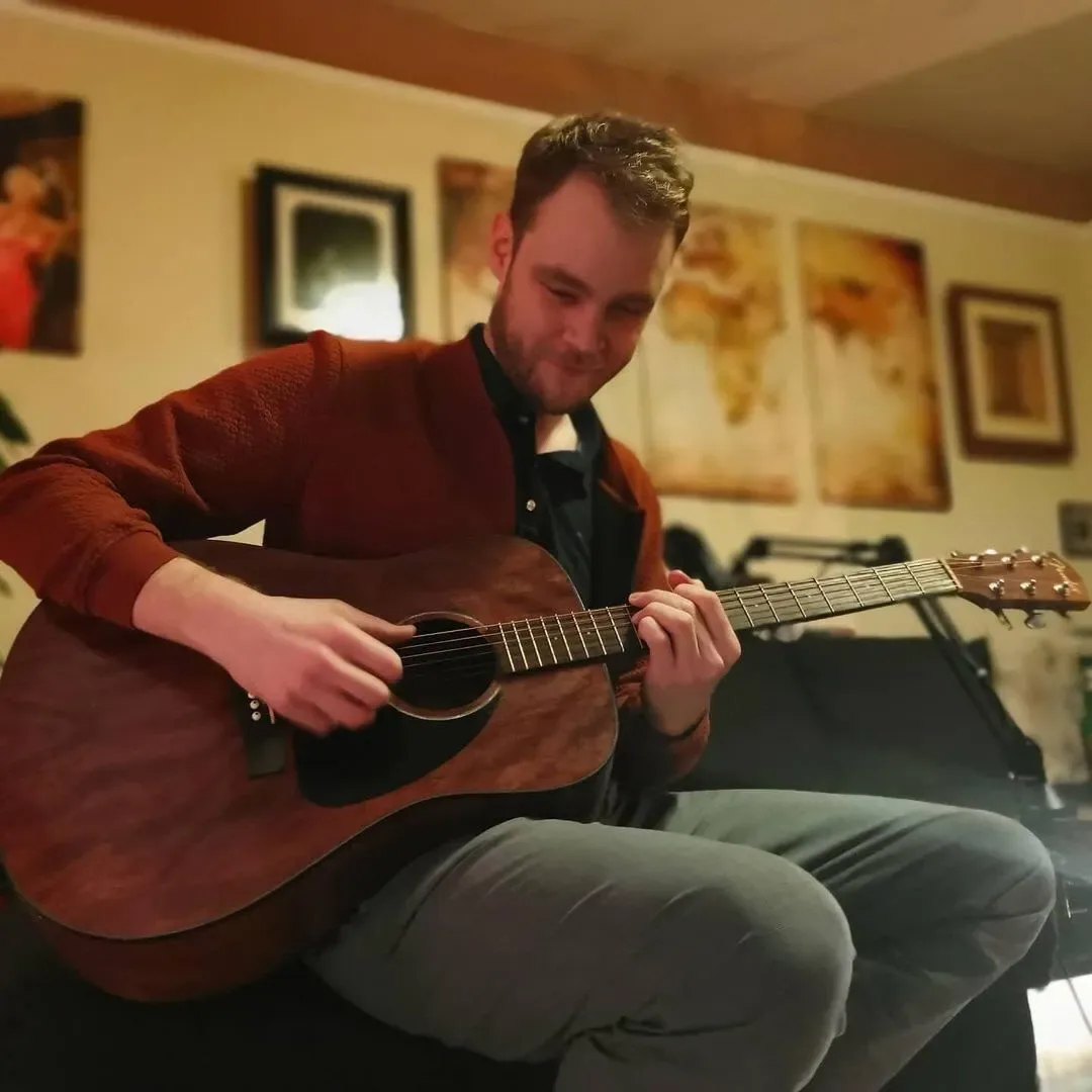 Henning Pohlmann, Musiker im Partner-Netzwerk, spielt Gitarre bei einer Trauung